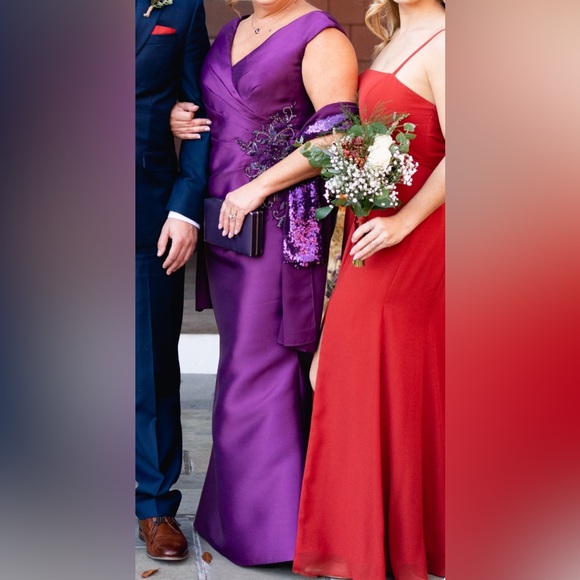 Like new MGNY MOB dress.  Gorgeous eggplant color. Dry cleaned size 12 - Picture 7 of 7